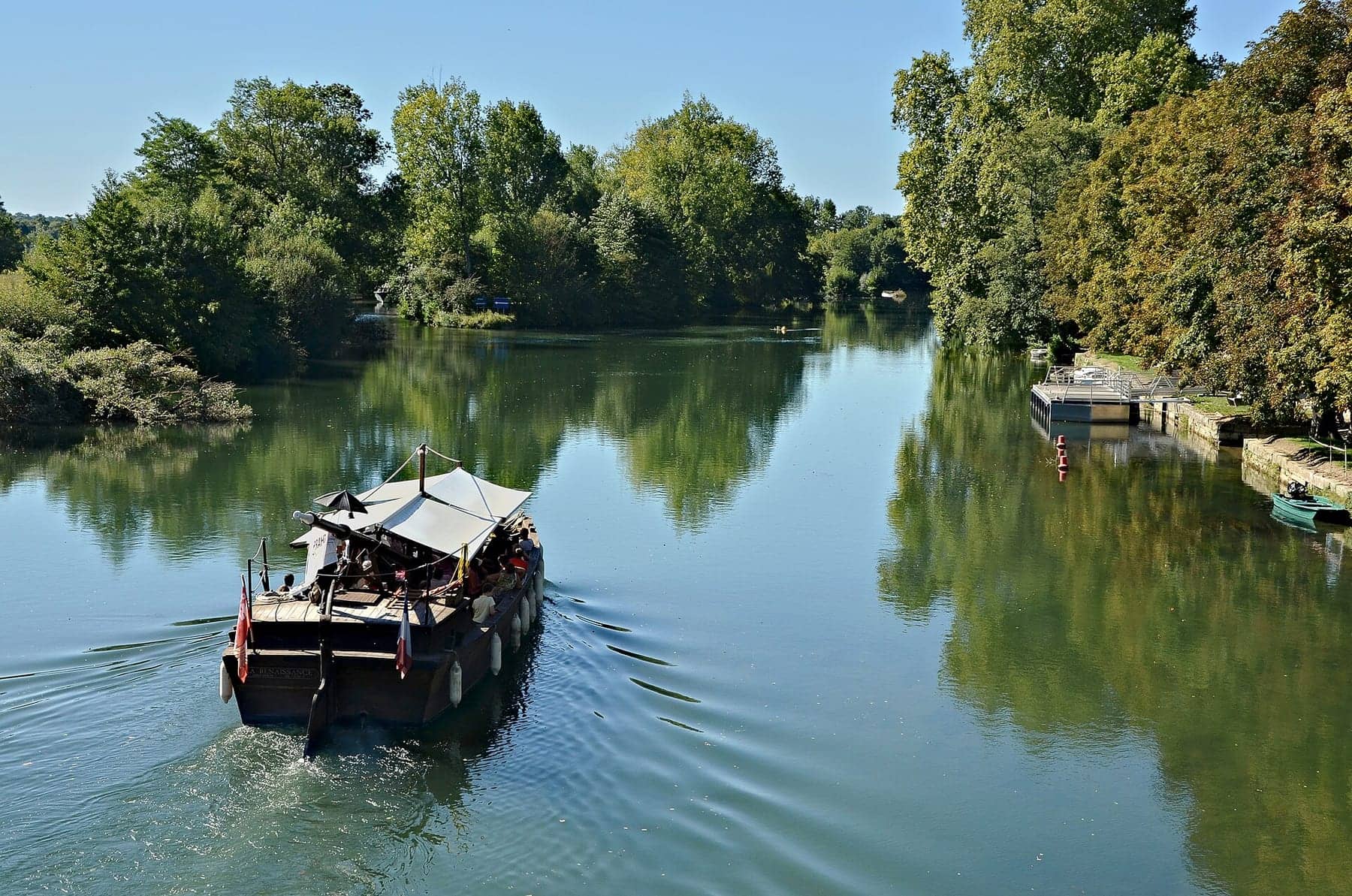 Une gabare, petite péniche traditionnelle, naviguant sur la Charente à Saint-Simon