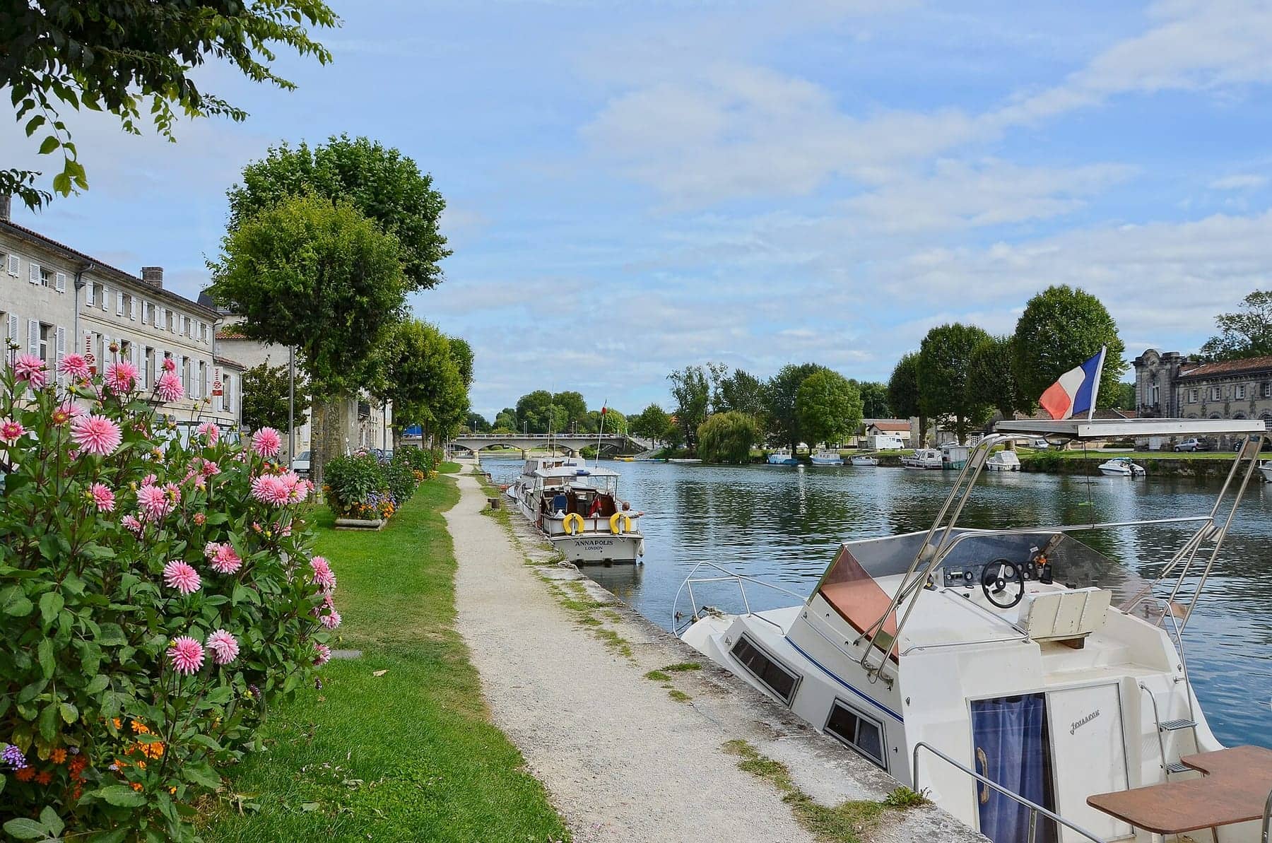 Bateaux de plaisance fluviale amarrés sur la Charente à Jarnac