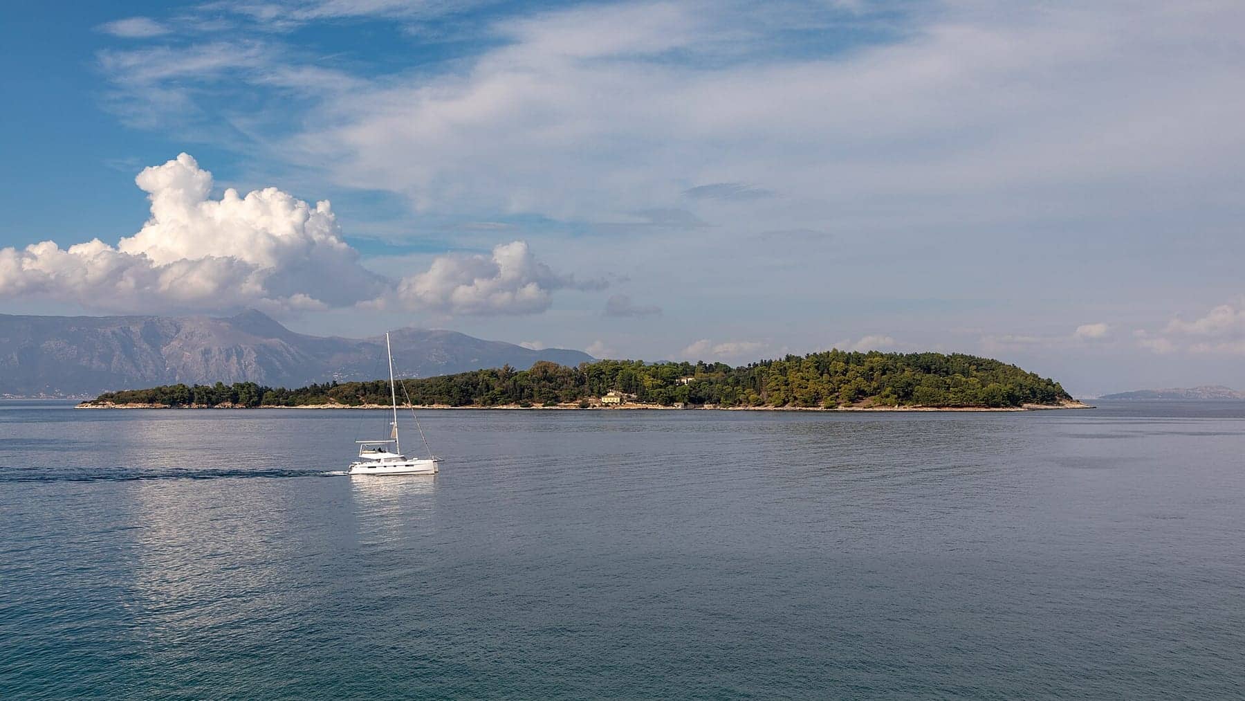 Catamaran au mouillage près de Corfou, mer Ionienne
