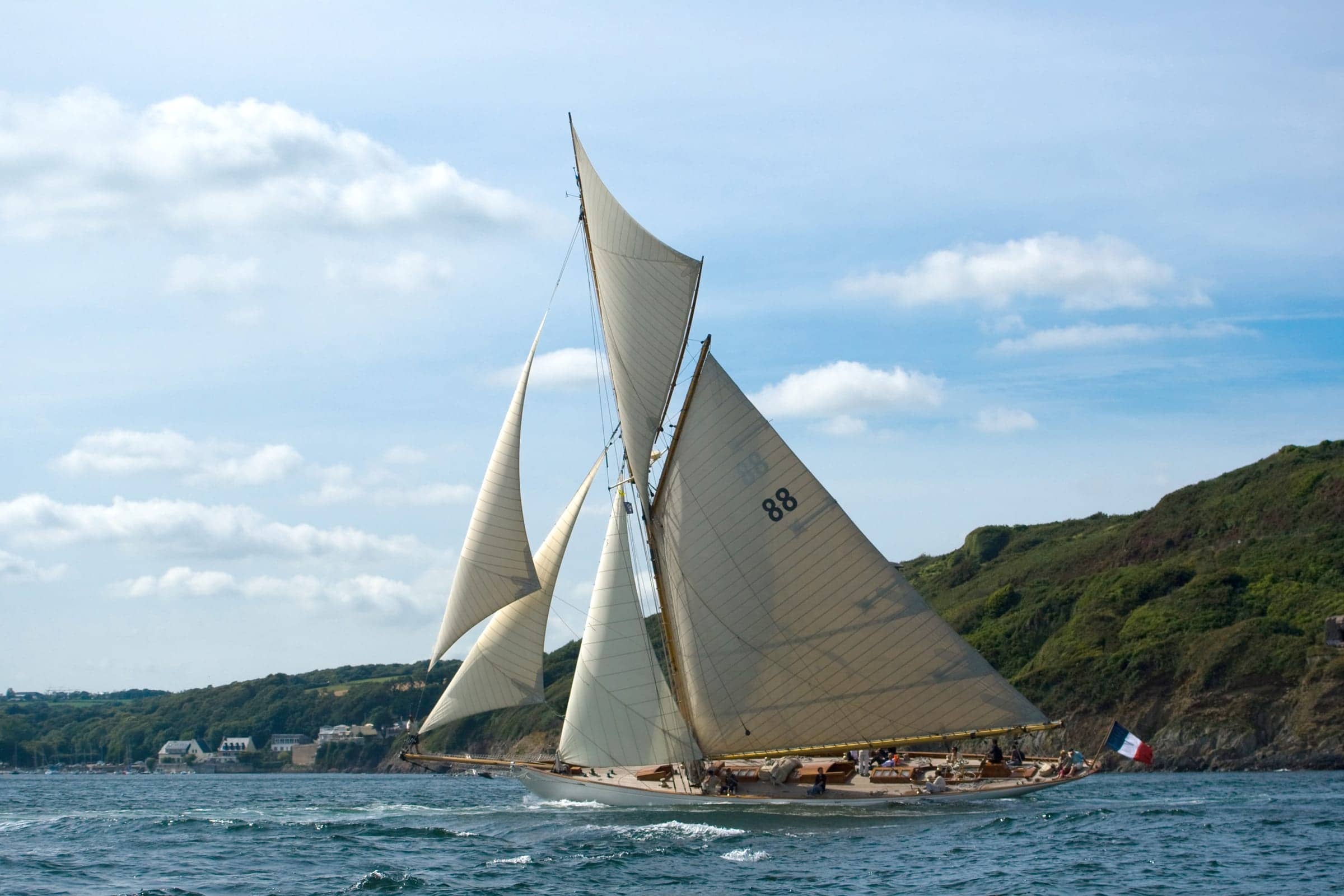 Le voilier classique Moonbeam sous voiles au large de Brest