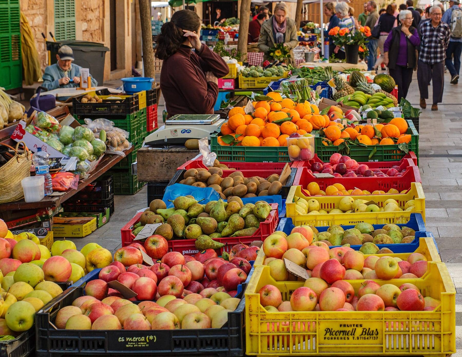 Étal de fruits et légumes frais au marché
