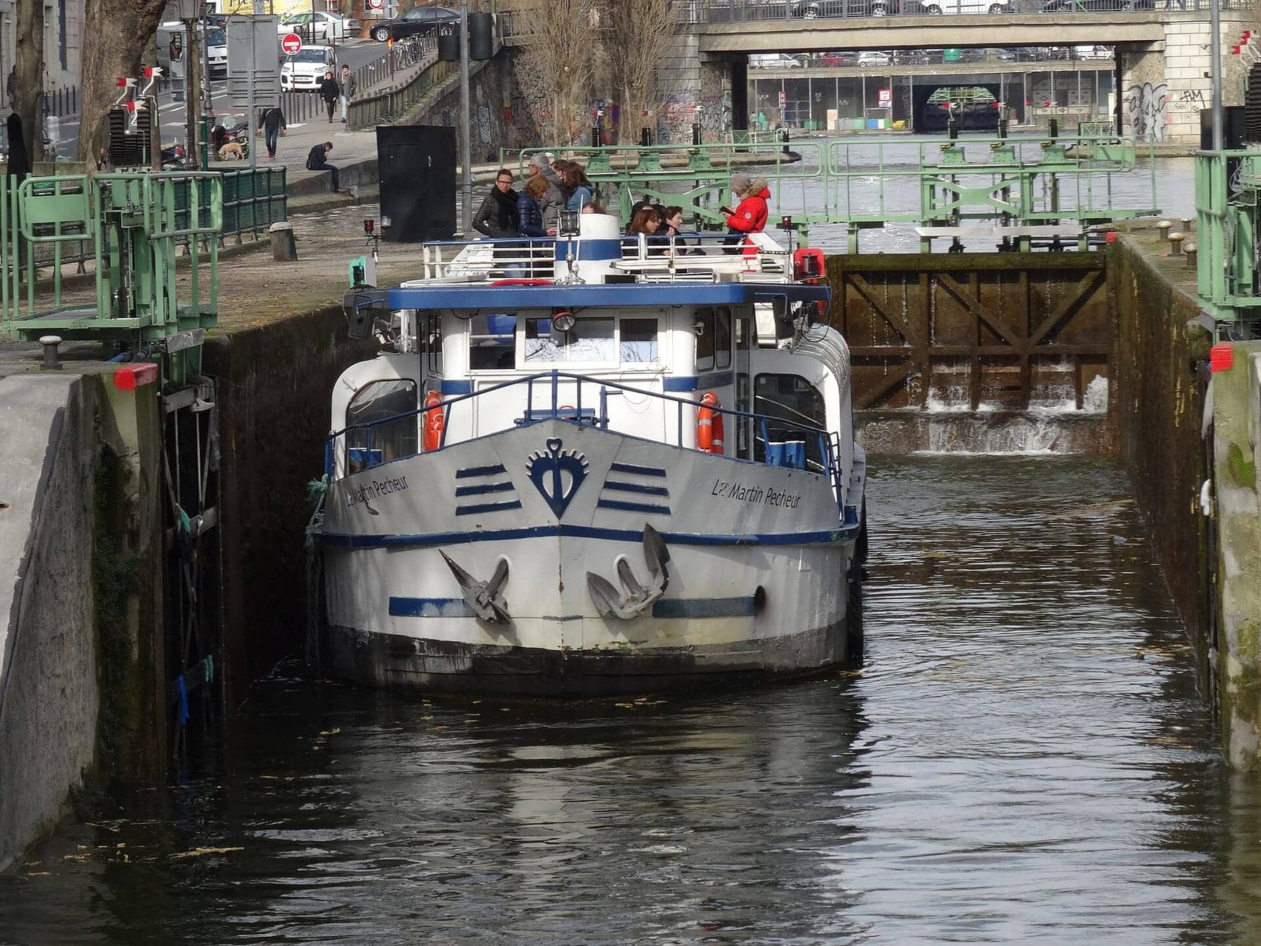Une péniche franchit une écluse