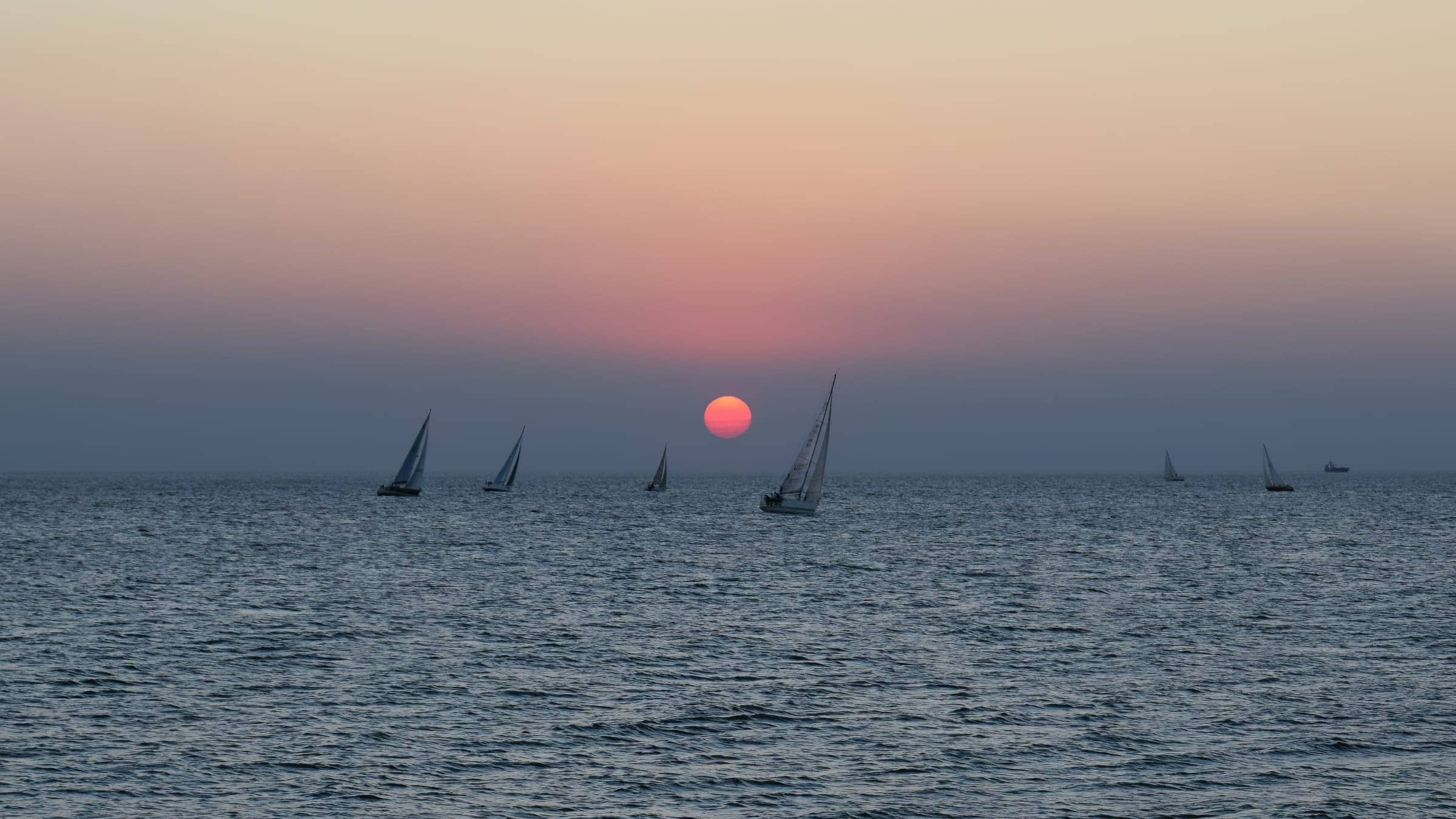 Voiliers au coucher du soleil