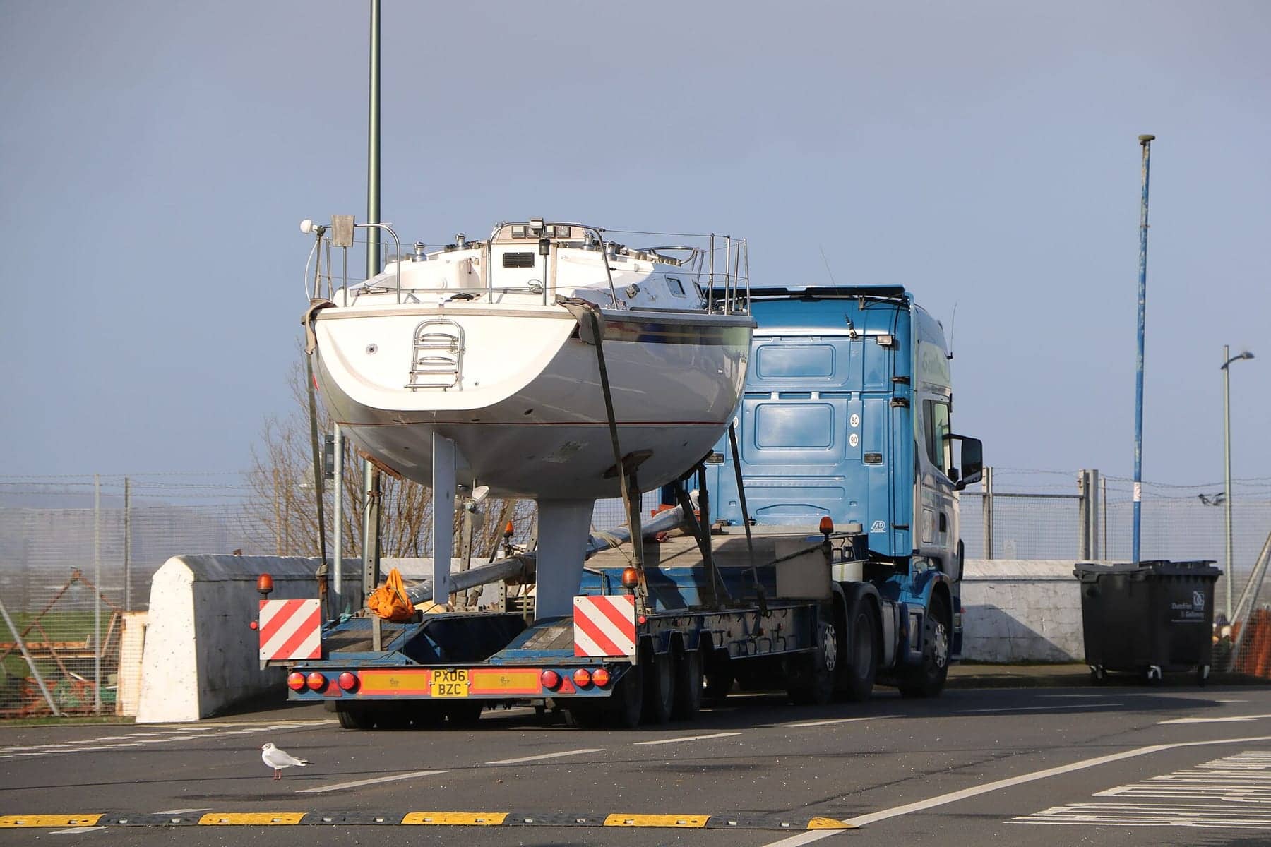 Voilier transporté sur un camion porte-bateau