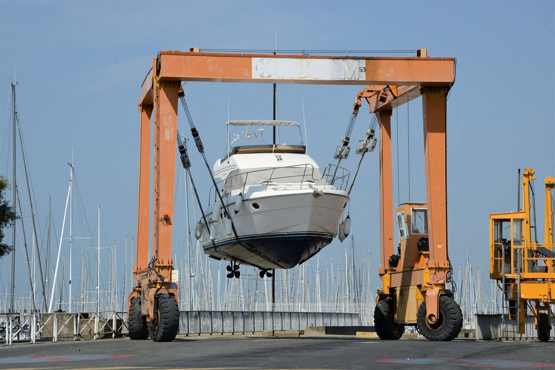 Sortie d’eau d’un bateau avec un élévateur mobile