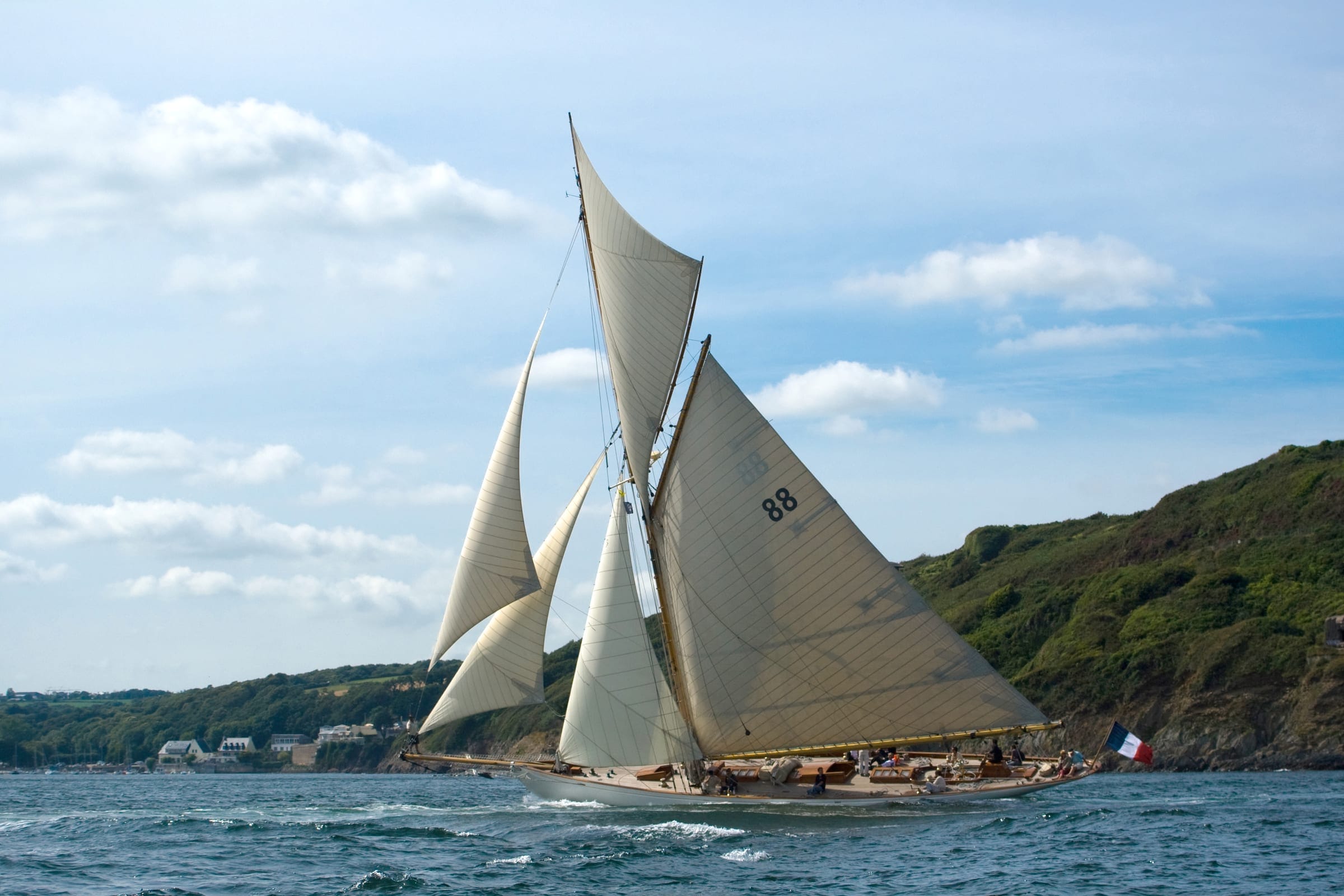 Le voilier classique Moonbeam sous voiles au large de Brest